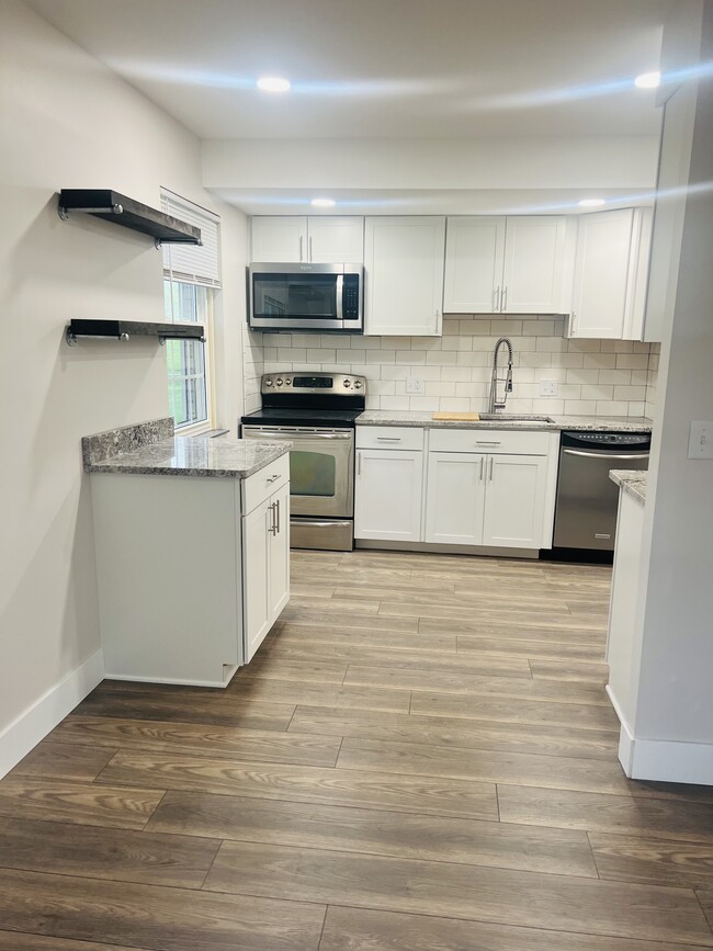 Kitchen - 7616 Dover Ct