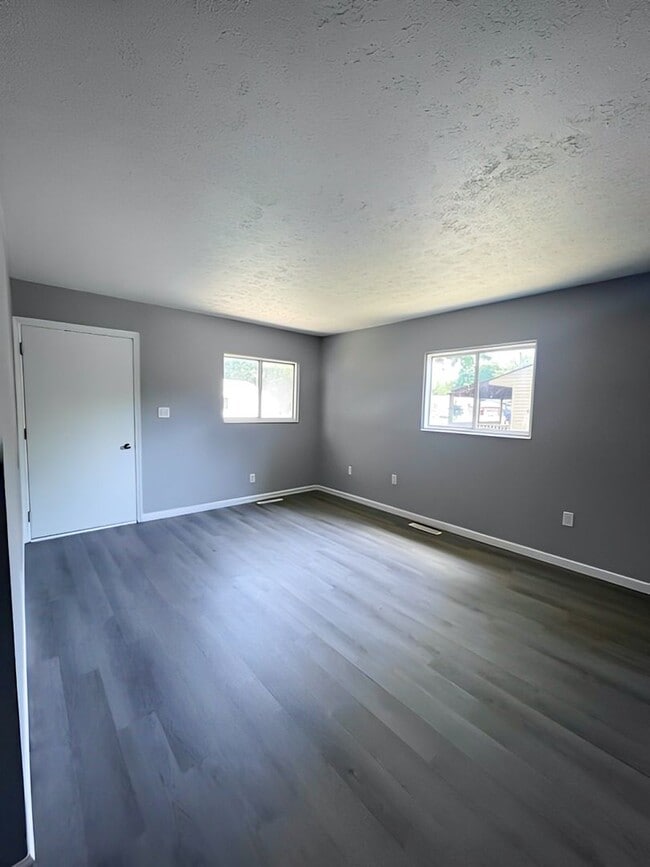 Foto del edificio - Charming 3-Bedroom Single-Family with New ...