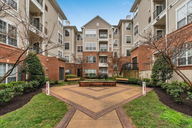 Foto del edificio - Beautiful 1 Bedroom 1 Bathroom Condo In Much Sought After Exchange At Van Dorn