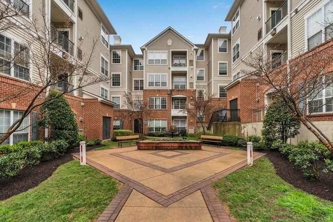 Foto del edificio - Beautiful 1 Bedroom 1 Bathroom Condo In Much Sought After Exchange At Van Dorn