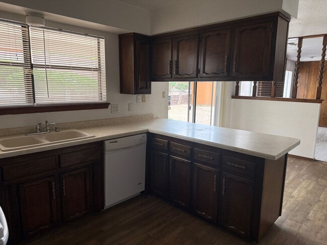 Foto del edificio - 4 Br, 1.75 Ba, 2 living areas, formal dining room, 2 CG, nice yards, storage shed