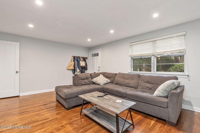 Building Photo - 32 Manor Dr