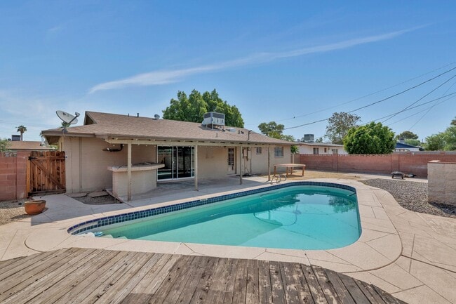 Building Photo - 439 E Malibu Dr