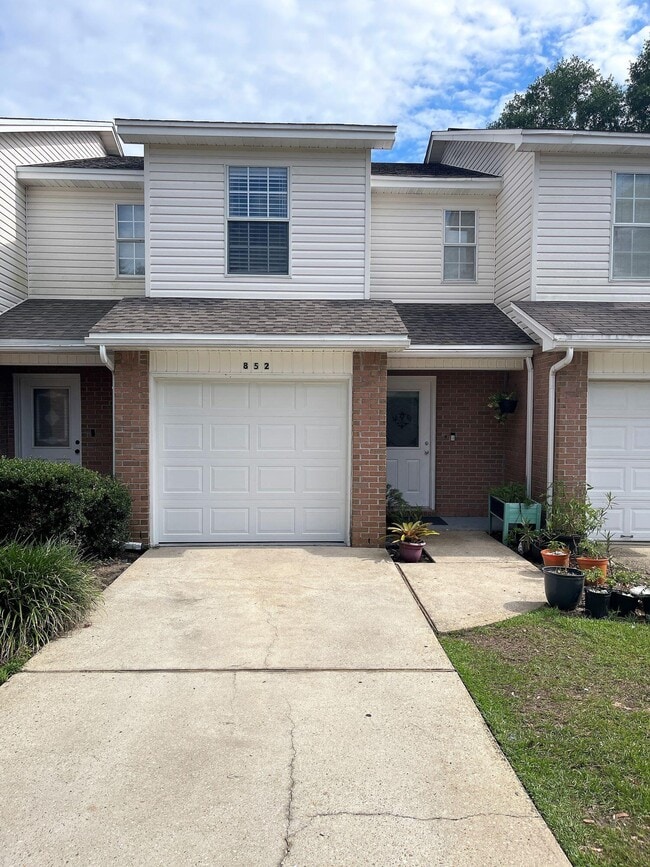 Building Photo - 852 Dunwoody Pl