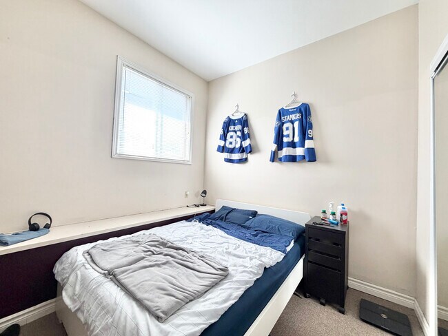 Photo du bâtiment - 6 BED - 2 BATH - LONDON - FULL HOUSE -  STUDENT RENTAL ONLY