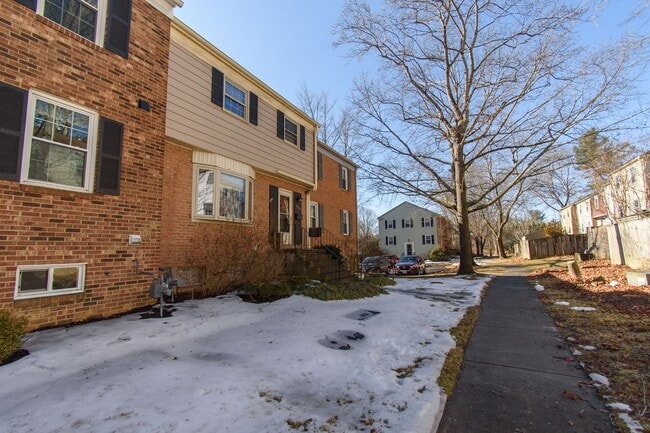 Building Photo - Charming 4 Bed 3.5 Bath Townhome