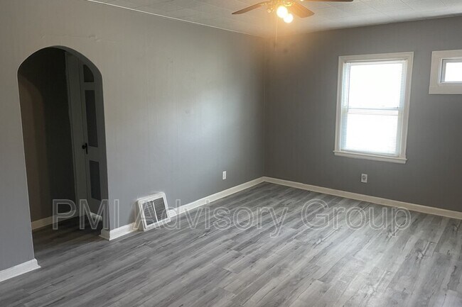 Building Photo - 830 SW Oakley Ave