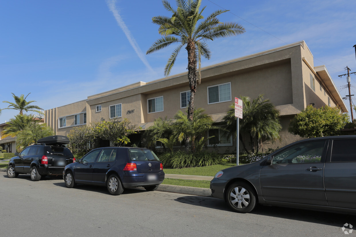 Building Photo - The Beachcomber Apartments