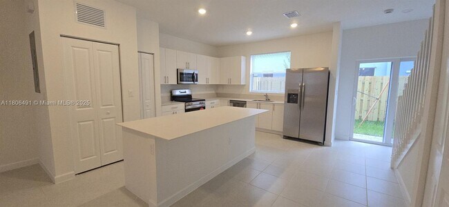 Foto del edificio - 102 NW 11th Ct