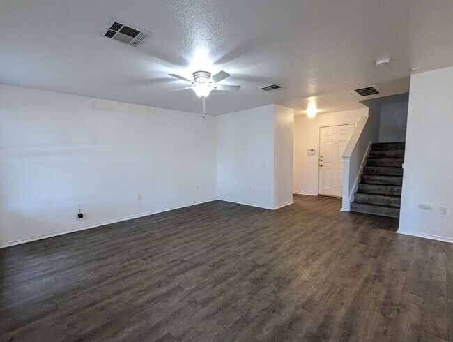 Foto del edificio - 3 Bed / 2 Bath Home with Private Backyard