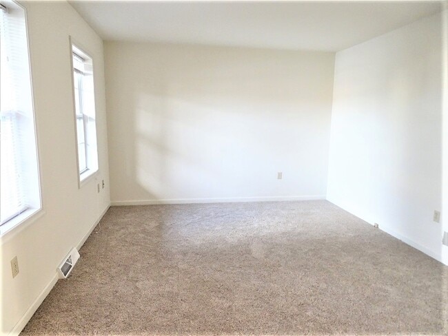 Building Photo - 1 Foxfield Ln