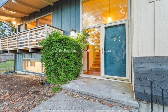 Building Photo - Portland Living at its Finest: Mid-Century...