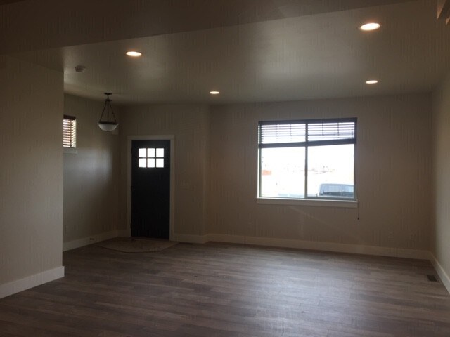 Building Photo - 906 Rosa Way