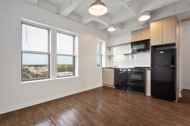 Building Photo - 1325 W Wilson Ave
