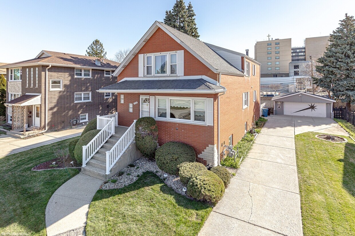Primary Photo - 9409 Kolmar Ave