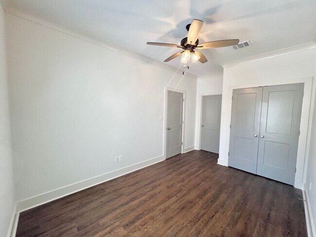 Foto del edificio - Spacious Two Bedroom Townhouse off Jeffers...