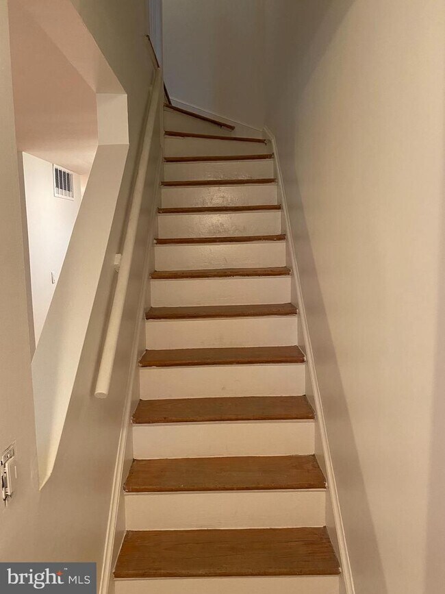 Building Photo - 239 Warren St NE