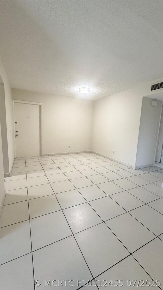 Building Photo - 2491 82