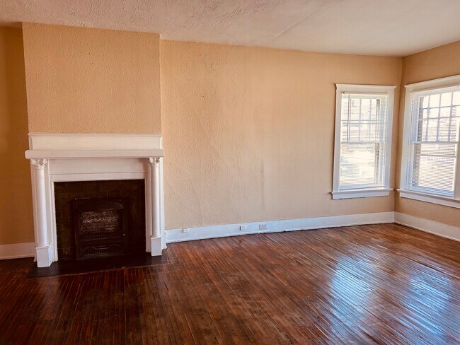 Building Photo - 907 Oakwood Ave