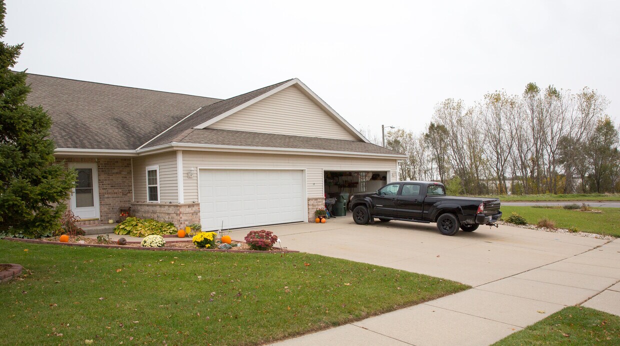 1017 Autumn Dr Unit 1017, West Bend, WI 53090 Condo for Rent in West