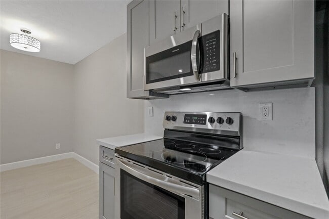 Building Photo - 2201 Fountain View Dr