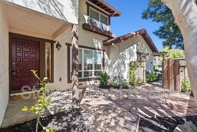 Building Photo - 725 Old Creek Rd