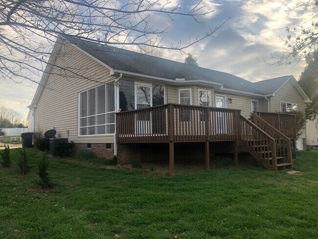 Building Photo - 809 Carole Summey Dr