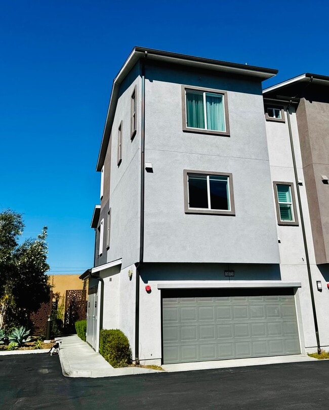 Gorgeous Three Bedroom Townhome For Rent in Gardena! - Gorgeous Three Bedroom Townhome For Rent in Gardena!