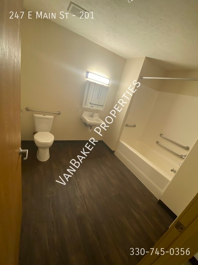 Foto del edificio - 247 E Main St