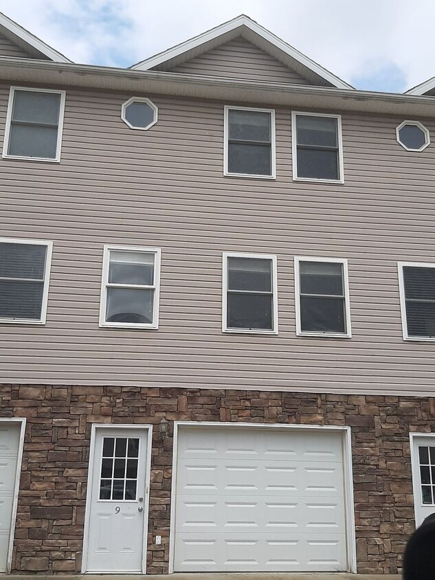 Primary Photo - 2 Bed/1.5 Bath Townhouse with Garage - Ava...