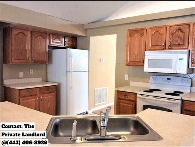 Building Photo - 8637 White Rose Dr