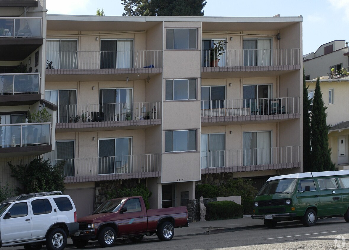 Building Photo - Lakeshore Apartments