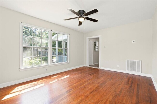 Foto del edificio - 555 Shady Oak Dr