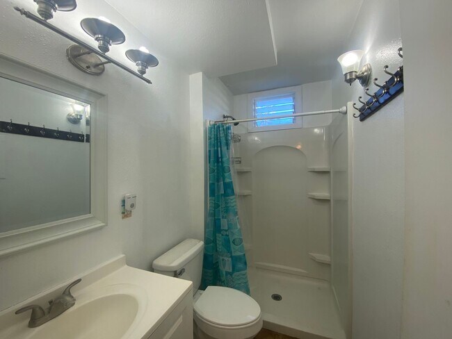 Building Photo - 2 Bedroom 1 Bathroom- Furnished Condo