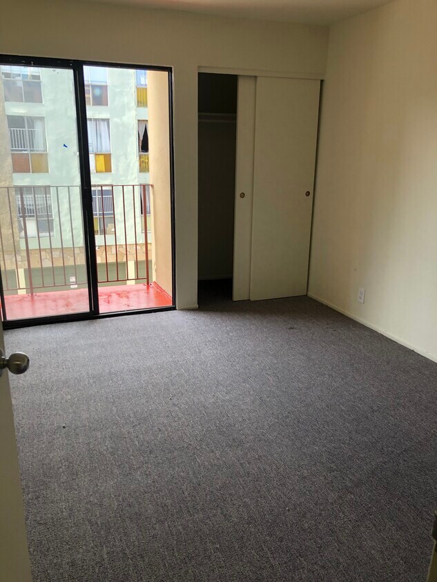 Bedroom with Balcony - 513 Capp St