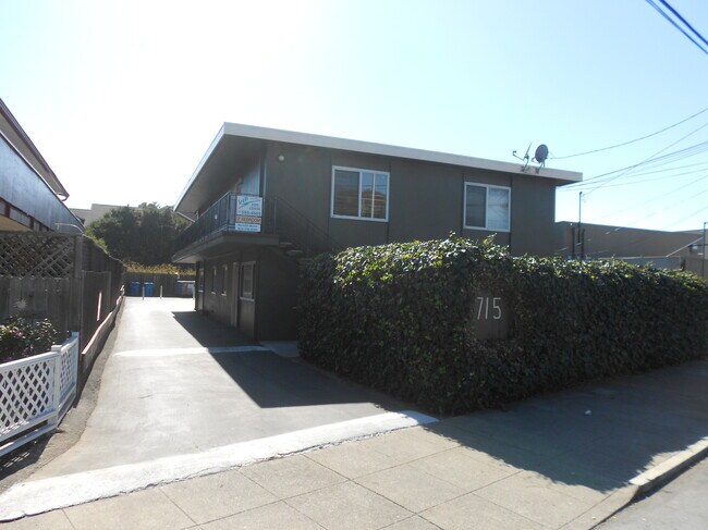 Building Photo - 715 Woodside Way