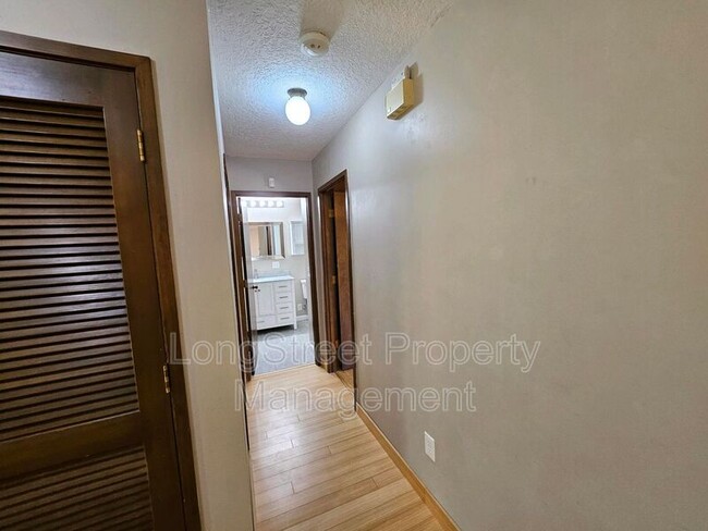 Building Photo - 12612 NE Prescott Dr