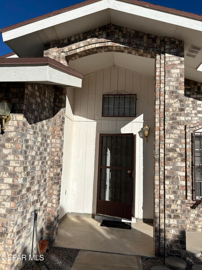Foto del edificio - 3348 Pendleton St