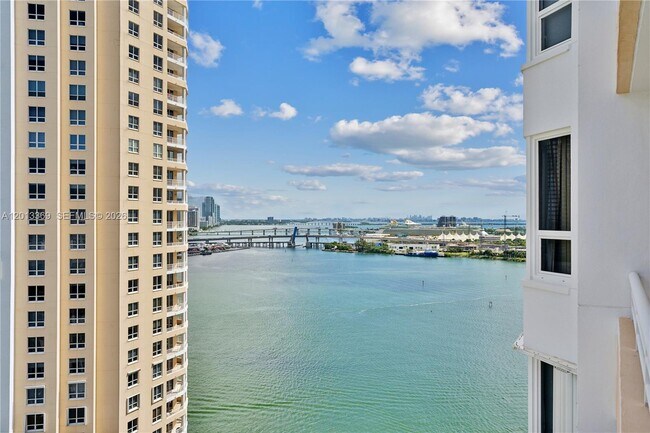 Building Photo - 808 Brickell Key Dr