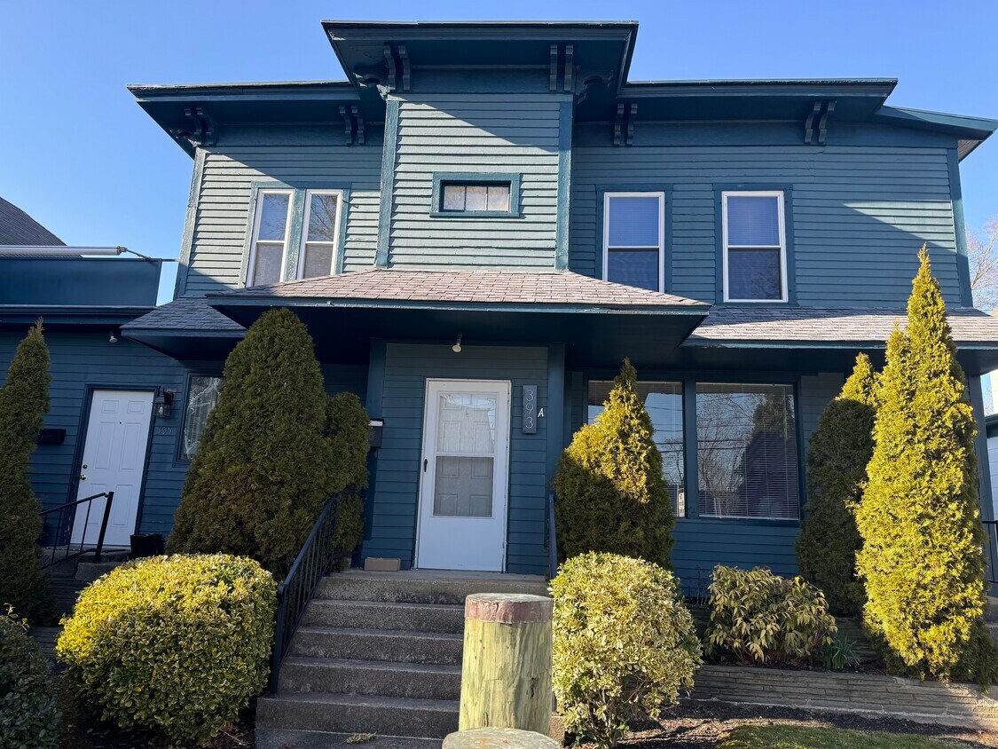 393 Main St Unit A, East Lyme, CT 06357 Room for Rent in East Lyme