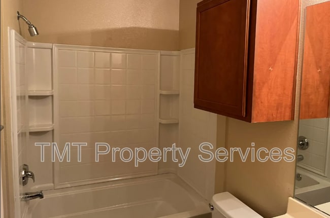 Foto del edificio - 5350 Dunlay Dr