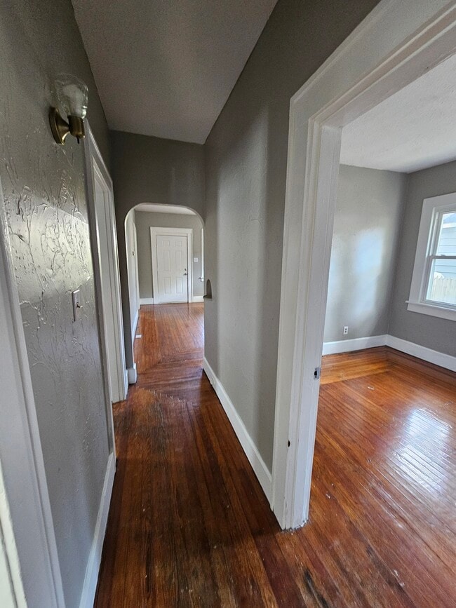 Hardwood floors - 811 E 29th St