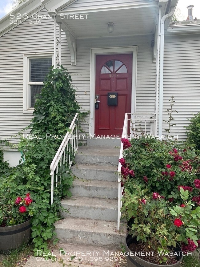 Building Photo - 3 Bedroom 1.5 Bath Rose Park Home!