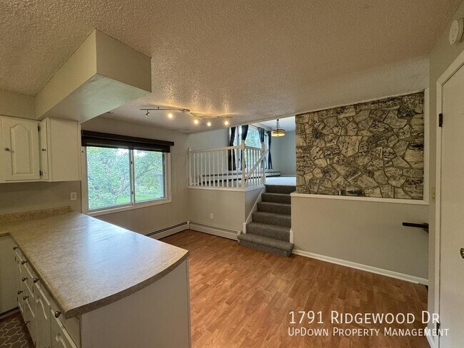 Building Photo - 1791 Ridgewood Dr