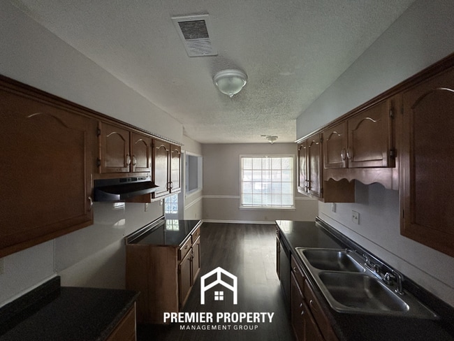 Building Photo - Large 5BR/3.5BA Home in 38125 | 2,541 Sq Ft, Vaulted Ceilings & Covered Patio