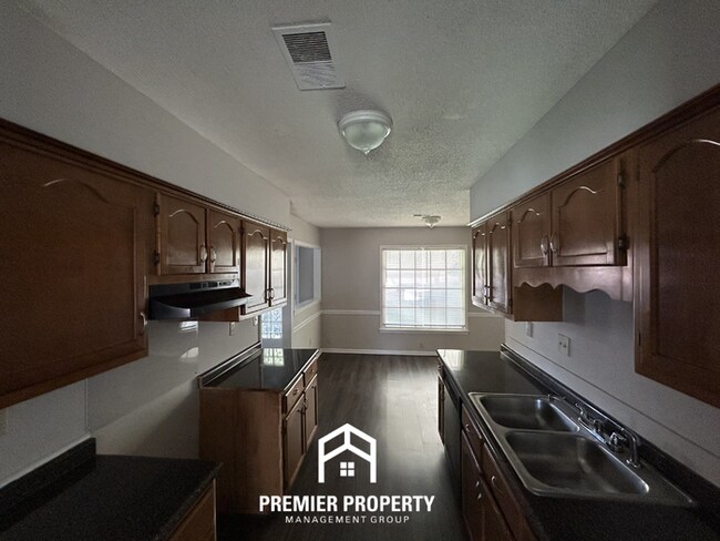 Foto del edificio - Large 5BR/3.5BA Home in 38125 | 2,541 Sq Ft, Vaulted Ceilings & Covered Patio