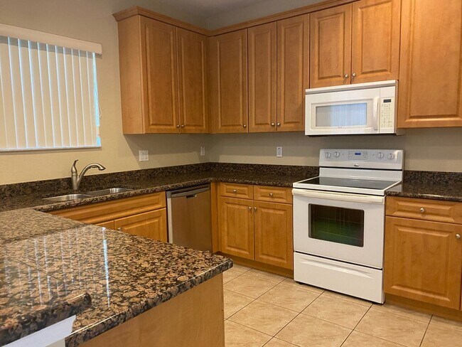 Foto del edificio - Beautiful 3/2.5 town home with a very larg...