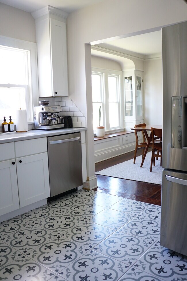 Foto del edificio - 10010 Burton Ave