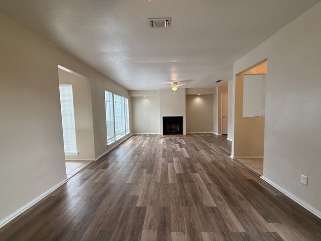 Building Photo - Cozy and clean 3 bedroom 2 bath townhouse AVAILABLE NOW!