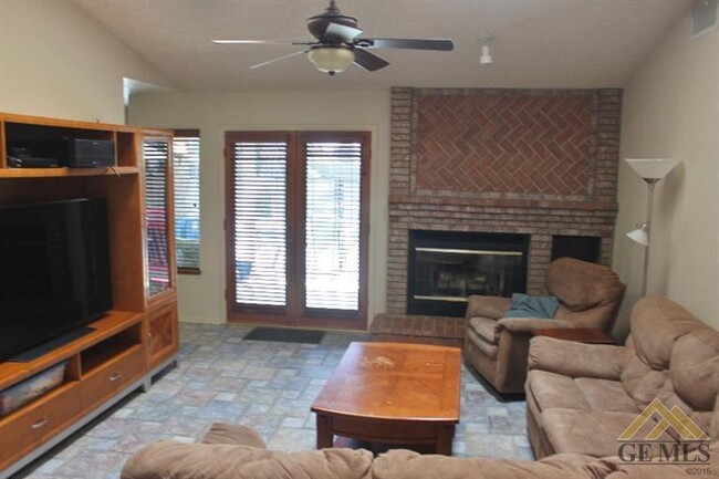 Foto del edificio - Spacious 4 Bedroom / 2 Bathroom House in T...